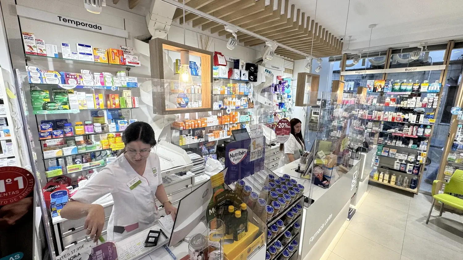 Interior de la farmacia con el equipo trabajando