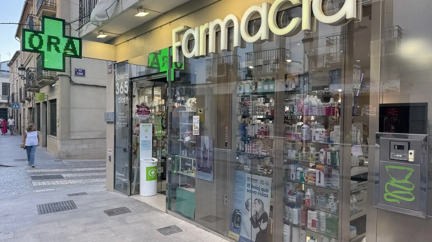Fachada de la Farmacia Lorite en la calle Julio Burell de Baeza, con su cruz verde