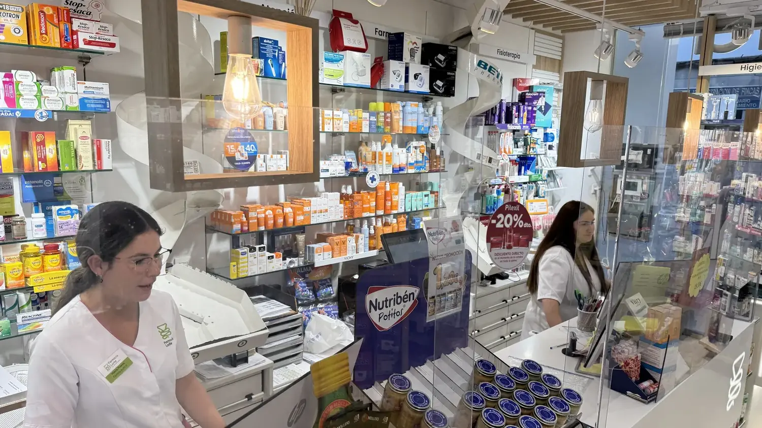 Farmacéuticas atendiendo tras el mostrador de la Farmacia Lorite